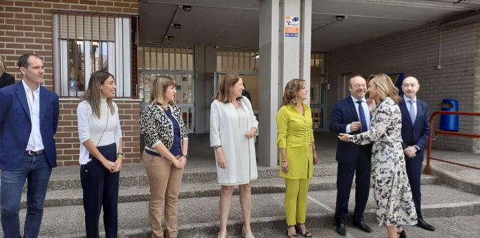 Ana Moracho, directora general de Política Educativa del Gobierno de Aragón, recibe a la ministra de Educación en funciones en el CEIP Tenerías.