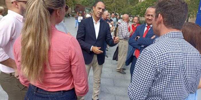 El consejero de Sanidad, José Luis Bancalero Flores, visita la carpa instalada por la Sociedad Aragonesa de Angiología y Cirugía Vascular para la detección de aneurismas de aorta abdominal