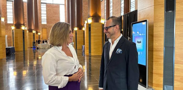 Pedro Olloqui y Adriana Oliveros, hoy en las jornadas del Clúster Audiovisual de Aragón en el Auditorio de Zaragoza