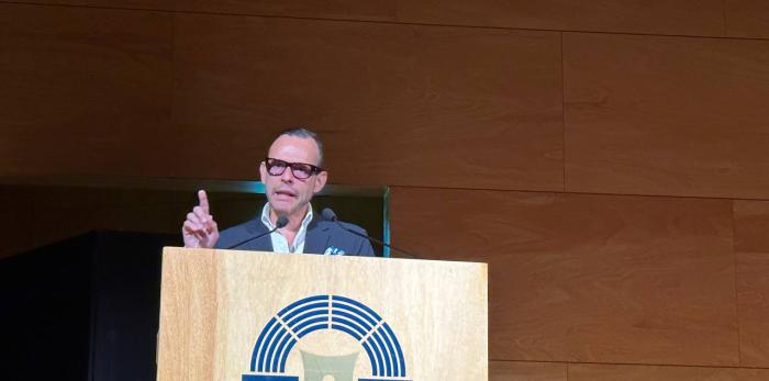 Pedro Olloqui y Adriana Oliveros, hoy en las jornadas del Clúster Audiovisual de Aragón en el Auditorio de Zaragoza