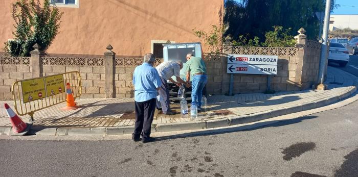 Vecinos se suministran de agua potable en uno de los depósitos recién instalados