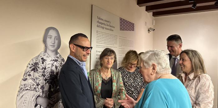 Visita a la exposición 'Indumentaria aragonesa. Fraga y sus mujeres'.