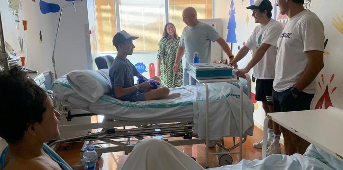 Futbolistas del real Zaragoza también acudieron a visitar a los niños