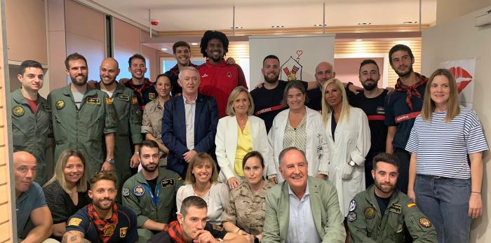 Voluntarios participantes en la Fiesta, representantes de la Fundación Ronald McDonald y directivos del SALUD