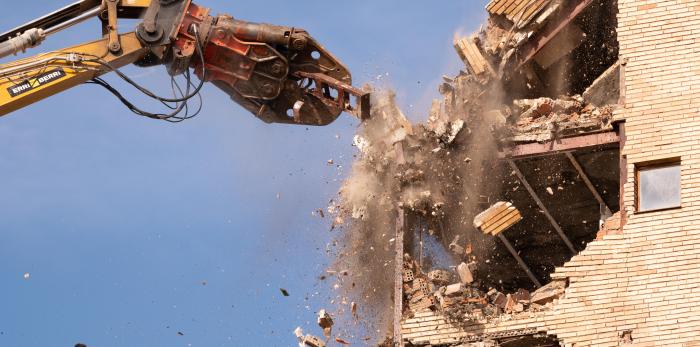 Imágenes del Consejero Octavio López y la demolición del edificio.