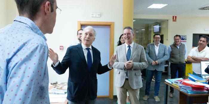 Encuentro entre el consejero Octavio López y el alcalde de Figueruelas, Luis Bertol.