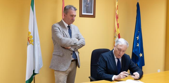 Encuentro entre el consejero Octavio López y el alcalde de Figueruelas, Luis Bertol.