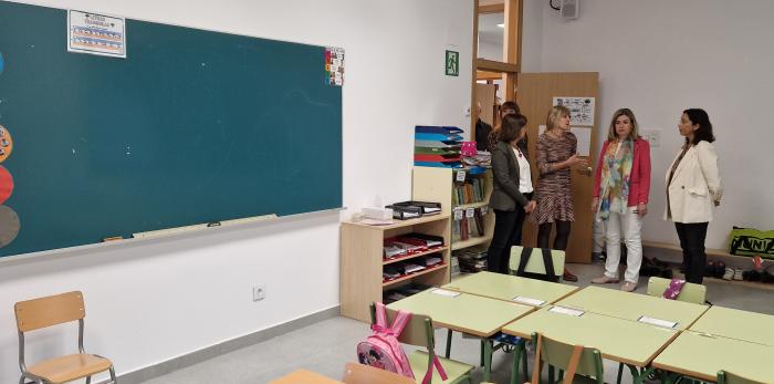 Claudia Pérez Forniés visita la ampliación del CRA Alto Gállego de Biescas, acompañada de la alcaldesa de la localidad, Nuria Pargada, y del equipo directivo del centro.