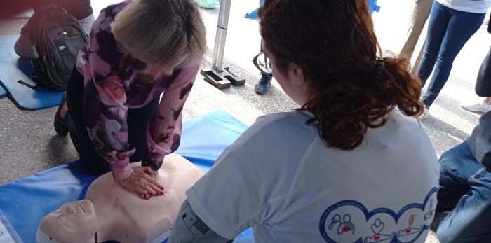 Grandes y pequeños acuden a conocer cómo se hace una reanimación cardiaca