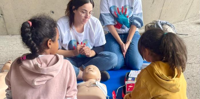 Grandes y pequeños acuden a conocer cómo se hace una reanimación cardiaca
