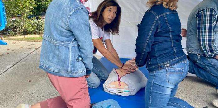 Grandes y pequeños acuden a conocer cómo se hace una reanimación cardiaca