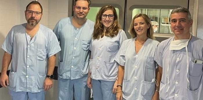 de izquierda a derecha): Dr. De izda. a dcha., los cirujanos Dres. Gracia, Borrego, Palacios, Navarro y Martínez, de Cirugía Hepatobiliopancreática y trasplante hepático del Clínico.