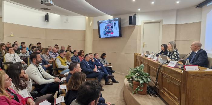 La consejera de Educación, Claudia Pérez Forniés, ha visitado Teruel donde ha inaugurado la I Feria de FP Dual, ha presentado el programa educativo 'Viajar con las Letras' en el IES Francés de Aranda y ha visitado el CEE Arboleda y el CRA Cuna del Jiloca.