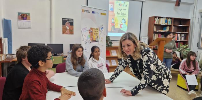 La consejera de Educación, Claudia Pérez Forniés, ha visitado Teruel donde ha inaugurado la I Feria de FP Dual, ha presentado el programa educativo 'Viajar con las Letras' en el IES Francés de Aranda y ha visitado el CEE Arboleda y el CRA Cuna del Jiloca.