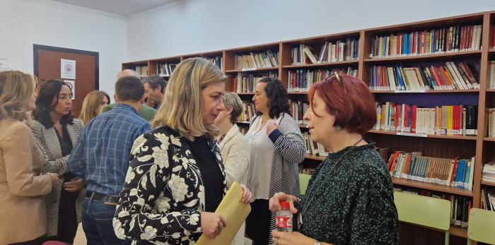 La consejera de Educación, Claudia Pérez Forniés, ha visitado Teruel donde ha inaugurado la I Feria de FP Dual, ha presentado el programa educativo 'Viajar con las Letras' en el IES Francés de Aranda y ha visitado el CEE Arboleda y el CRA Cuna del Jiloca.