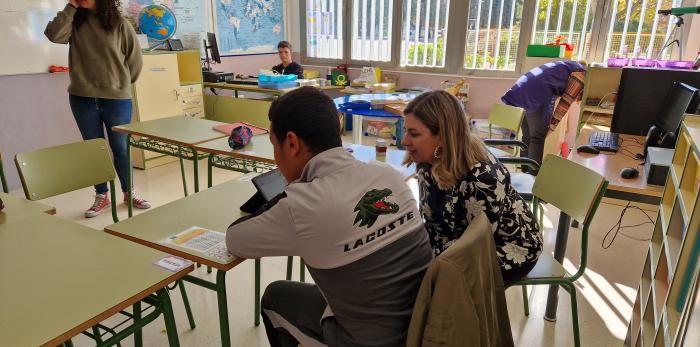 La consejera de Educación, Claudia Pérez Forniés, ha visitado Teruel donde ha inaugurado la I Feria de FP Dual, ha presentado el programa educativo 'Viajar con las Letras' en el IES Francés de Aranda y ha visitado el CEE Arboleda y el CRA Cuna del Jiloca.