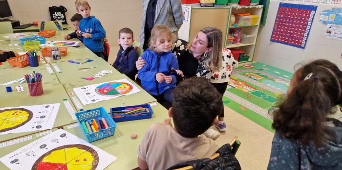 La consejera de Educación, Claudia Pérez Forniés, visita el CRA Cuna del Jiloca, en Santa Eulalia.