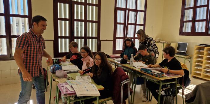 La consejera de Educación, Claudia Pérez Forniés, visita el CRA Cuna del Jiloca, en Santa Eulalia.