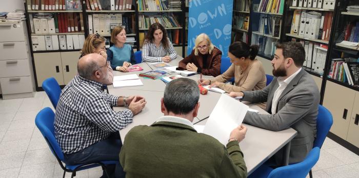 La consejera de Bienestar Social y Familia ha visitado este martes la sede de Down Huesca