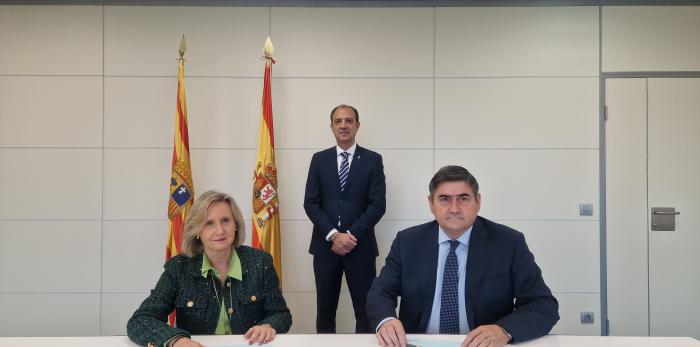 La gerente del Salud, el consejero de Sanidad y un representante de Ambulancias Tenorio