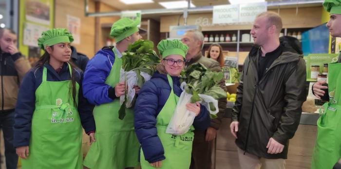 En el Mercado Central han podido familiarizarse con los ingredientes de las recetas