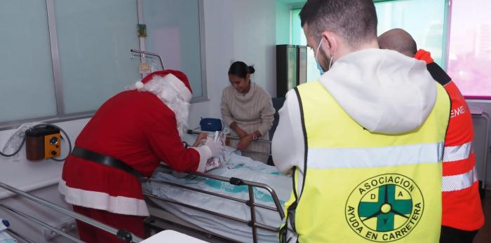 Visita de Papa Noel al Hospital Infantil Miguel Servet de Zaragoza