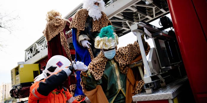 Los Reyes Magos llenan de ilusión el Hospital Infantil de Zaragoza