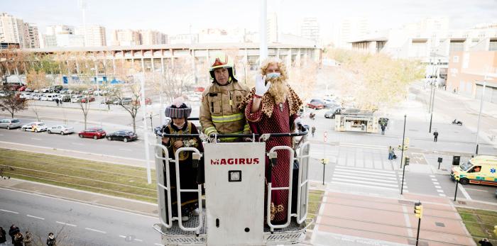 Los Reyes Magos llenan de ilusión el Hospital Infantil de Zaragoza