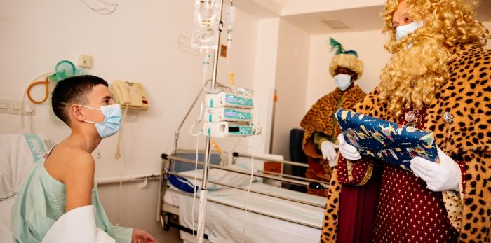 Los Reyes Magos llenan de ilusión el Hospital Infantil de Zaragoza