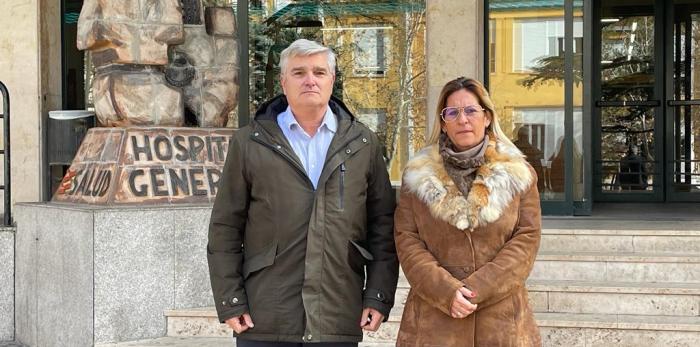 El gerente del sector sanitario de Teruel, Pedro Eced, y la directora general de Cuidados y Humanización, Estíbaliz Tolosa