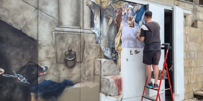 Intervención artística que recrea la obra de La Campana de Huesca, en el exterior del Museo de Huesca.