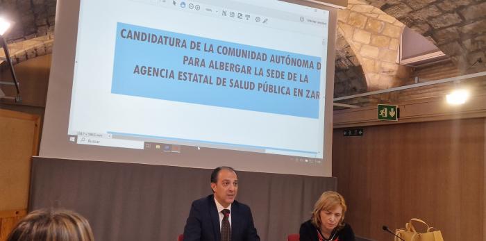 El consejero de Sanidad y la directora general de Salud Pública, en la reunión del Grupo Institucional.