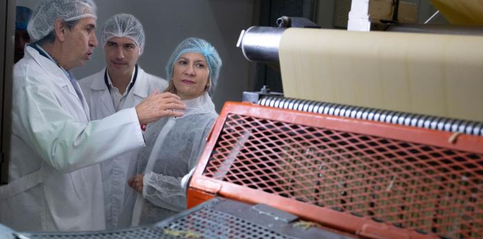 Mar Vaquero visita la fábrica de Pastas Romero