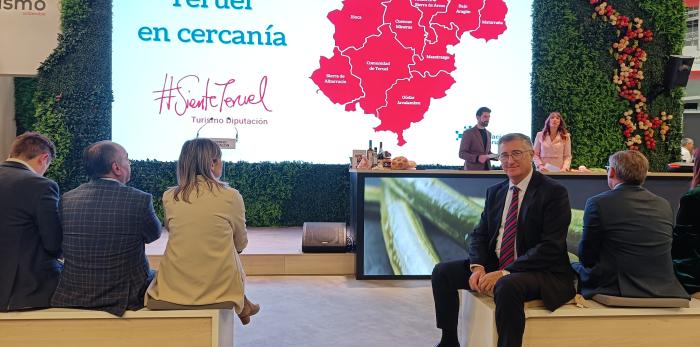 El consejero de Medio Ambiente y Turismo, Manuel Blasco, y el director general de Turismo y Hostelería, Jorge Moncada, han asistido a la apertura de Fitur 2024