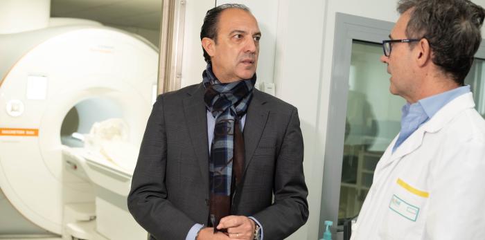 El consejero de Sanidad visita el centro de salud de Monzón y la resonancia magnética del Hospital de Barbastro