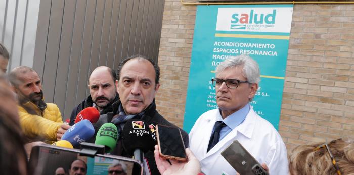 El consejero de Sanidad visita el centro de salud de Monzón y la resonancia magnética del Hospital de Barbastro