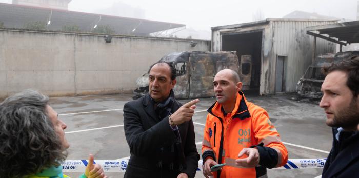 El consejero de Sanidad visita el centro de salud de Monzón y la resonancia magnética del Hospital de Barbastro