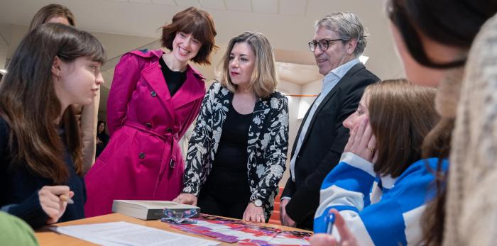 Pérez Forniés inaugura la biblioteca 'Irene Vallejo' del CPI Rosales del Canal