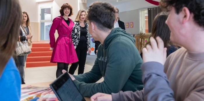 Pérez Forniés inaugura la biblioteca 'Irene Vallejo' del CPI Rosales del Canal