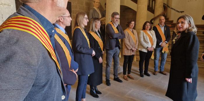 La consejera de Educación ha visitado el colegio Juan Sobrarias, después de firmar en el Libro de Honor del Ayuntamiento de la localidad y mantener una reunión con el alcalde, Miguel Ángel Estevan