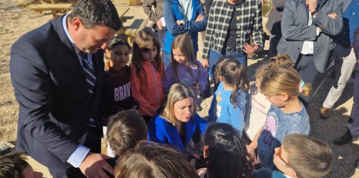 La consejera de Educación ha visitado el colegio Juan Sobrarias, después de firmar en el Libro de Honor del Ayuntamiento de la localidad y mantener una reunión con el alcalde, Miguel Ángel Estevan