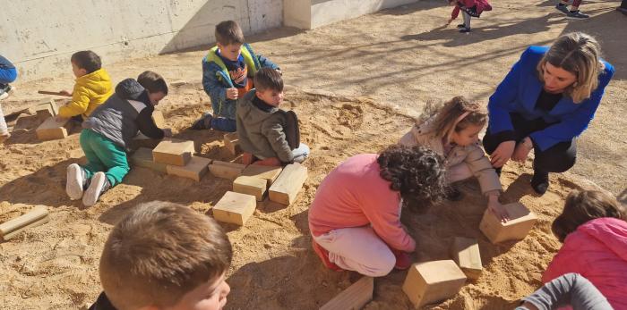 La consejera de Educación ha visitado el colegio Juan Sobrarias, después de firmar en el Libro de Honor del Ayuntamiento de la localidad y mantener una reunión con el alcalde, Miguel Ángel Estevan