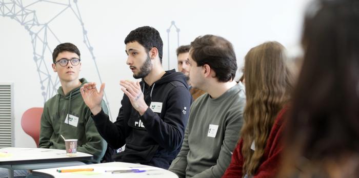 Trece estudiantes aragoneses de FP Dual han debatido, en el Campus Digital, sobre las mejoras de la formación