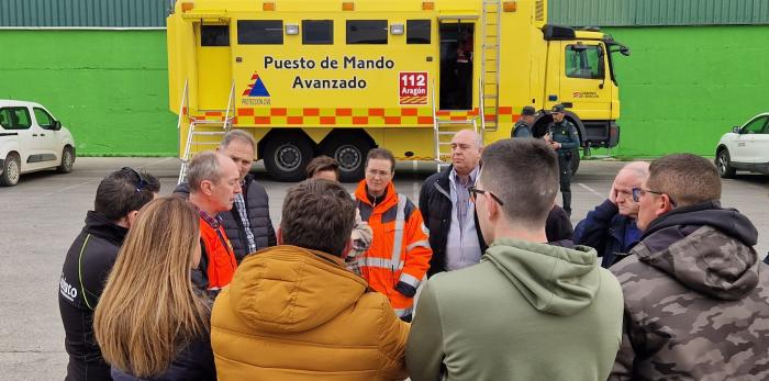 El director general de Interior y Emergencias, Miguel Ángel Clavero, se ha reunido con los alcaldes de la Ribera Baja en el puesto de mando avanzado en Pina.