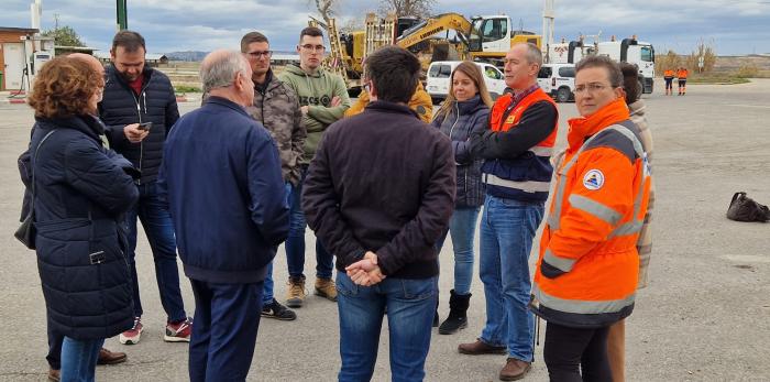 El director general de Interior y Emergencias, Miguel Ángel Clavero, se ha reunido con los alcaldes de la Ribera Baja en el puesto de mando avanzado en Pina.