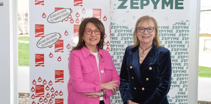 La gerente del Banco de Sangre y Tejidos de Aragón, Rosa Plantagenet-Whyte, y la presidenta de Cepyme Zaragoza, María Jesús Lorente, firman un acuerdo y visitan las instalaciones del Banco.
