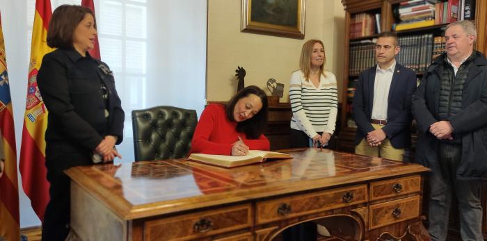 Susín ha estado en el Ayuntamiento y en las instalaciones de Cáritas en el antiguo colegio de San Nicolás