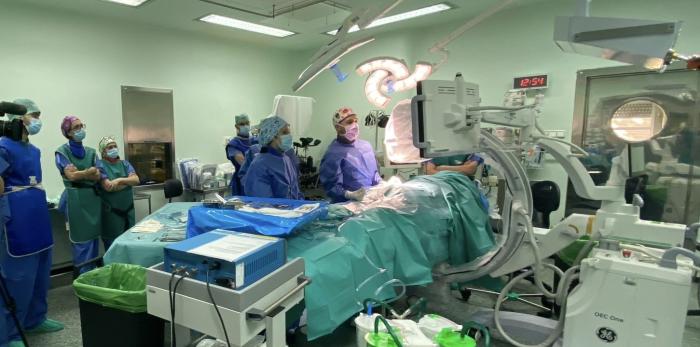 El servicio de Neurocirugía del Servet implanta la última innovación tecnológica en tratamiento del dolor crónico mediante estimulación medular.