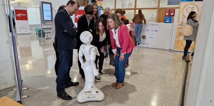 La consejera ha visitado varios stands y ha participado en los talleres que hasta el 22 de marzo protagonizan la Semana de la Ingeniería y la Arquitectura