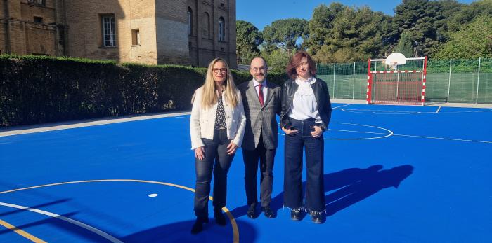 El director general de Salud Mental, Manuel Corbera, y la directora CRP Nuestra Señora del Pilar, Cristina Laguna, en la puesta en marcha de la nueva zona deportiva